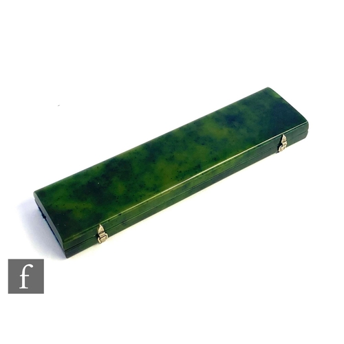 420 - An early 20th Century nephrite rectangular hinged box in the manner of Mikhail Perkhin (Michael Perc... 