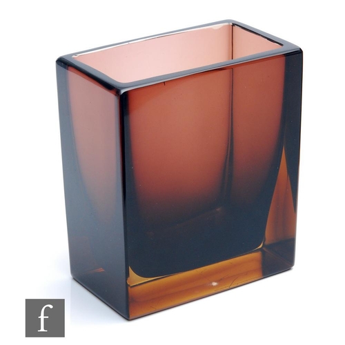 289 - A 1960s Nuutajärvi Notsjö glass vase designed by Kaj Franck, the rectangular body cas... 