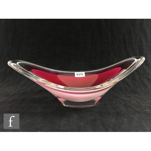 291 - A mid 20th Century Flygsfors Coquille glass bowl of elliptical form designed by Paul Kedlv, the clea... 