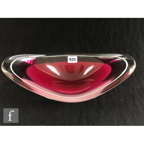 291 - A mid 20th Century Flygsfors Coquille glass bowl of elliptical form designed by Paul Kedlv, the clea... 