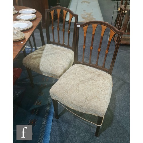 1043 - A set of four mahogany dining chairs in the Hepplewhite style, with inlaid detail to the lath backs ... 