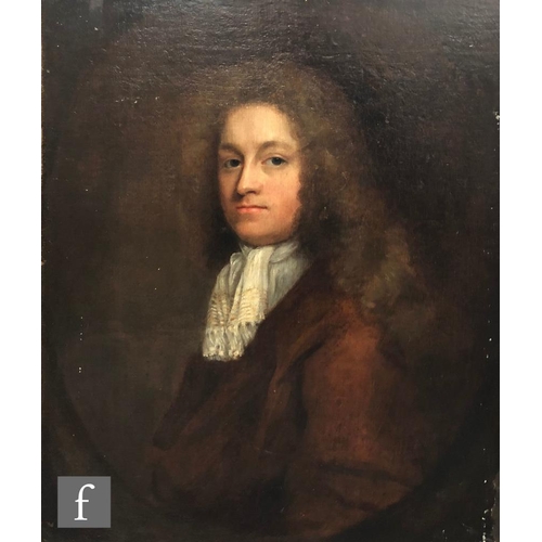 565 - ENGLISH SCHOOL (EARLY 18TH CENTURY) - Portrait of a gentleman wearing a long curled wig and stock, h... 