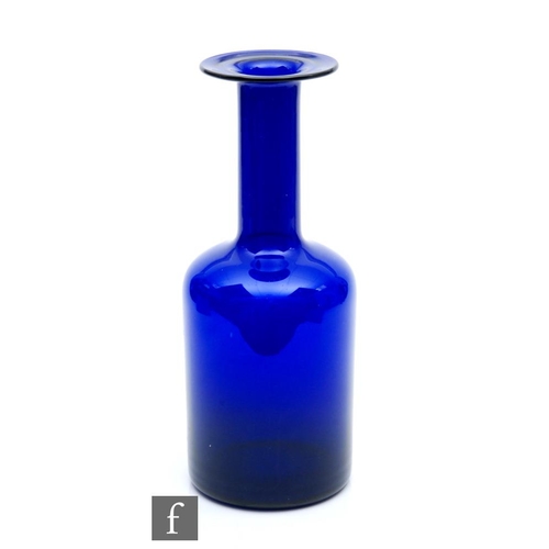 1227 - Otto Brauer - Holmegaard - A mid 20th Century Gulvase vase in deep blue, height 30.5cm.