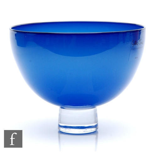 1447 - Stephen Gillies & Kate Jones - A contemporary studio glass bowl of footed circular form in deep ... 