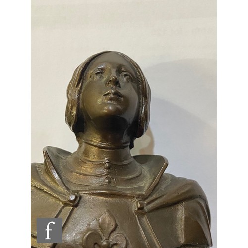 120 - Bromsgrove Guild of Applied Arts - An early 20th Century patinated bronze model of Joan of Arc in ar... 