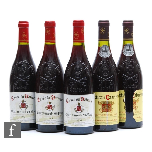 1152 - Five bottles of French red wine, to include two bottles of 1995 Châteauneuf-du-pape Château Cabrière... 