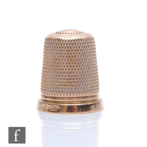 194 - An early 20th Century 9ct thimble of typical form, weight 4.8g, height 2cm, stamped 9ct, Charles Hor... 