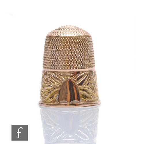 195 - An early 20th Century 15ct hallmarked thimble with foliate decoration to border, weight 3.9g, height... 