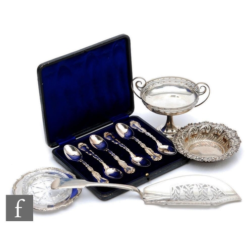 25 - A small parcel lot of assorted hallmarked silver items to include a fish slice, a cased set of tea s... 