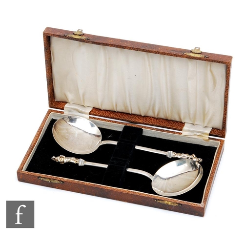 5 - A cased pair of hallmarked silver apostle spoons, total weight 5oz, London 1871, Martin, Hall & ... 