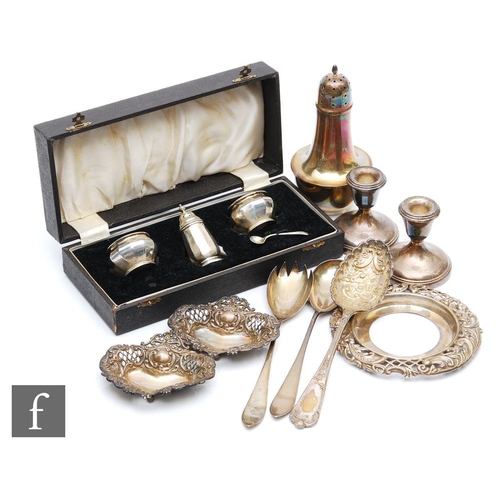 55 - A small parcel lot of hallmarked silver items, a pair of bon bon dishes, a sugar castor, a cased cur... 