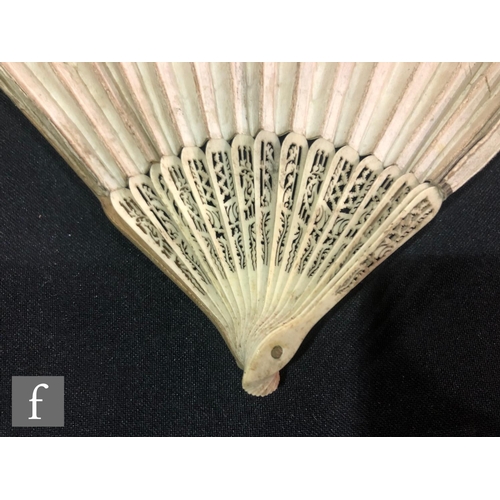 150 - An early 19th Century George III sixteen-stick paper and bone fan decorated in polychrome with a por... 