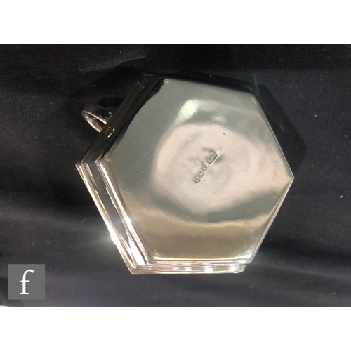 175 - A hallmarked silver hexagonal shaped table lighter with scroll handle and four conforming ashtrays, ... 