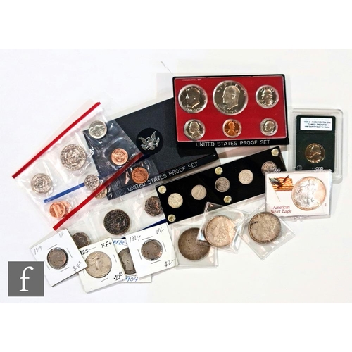 515 - Various American coinage to include Morgan dollars 1884, 1885, a 1922 Liberty dollar, a Barber half ... 