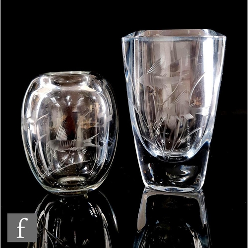 441 - Two post war Stromberg clear crystal vases of varying form both with engraved fish, both unmarked, t... 