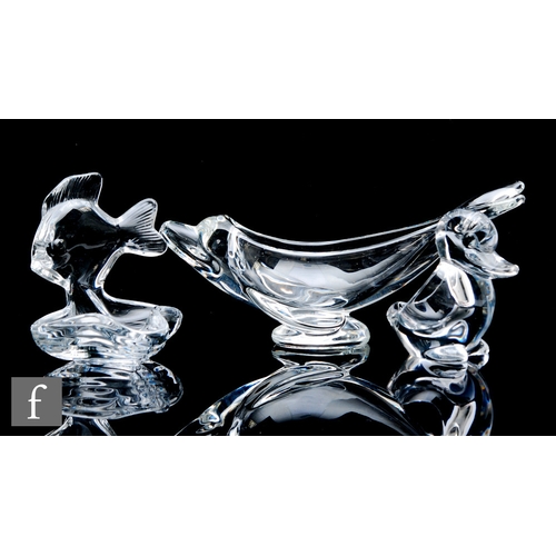 458 - A large 20th Century French clear crystal glass table centre bowl, by Art Vannes, in the form of a d... 