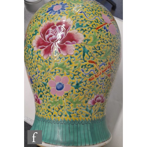 170 - A Chinese late 19th/early 20th Century famille rose jar and cover of baluster form surmounted by a d... 