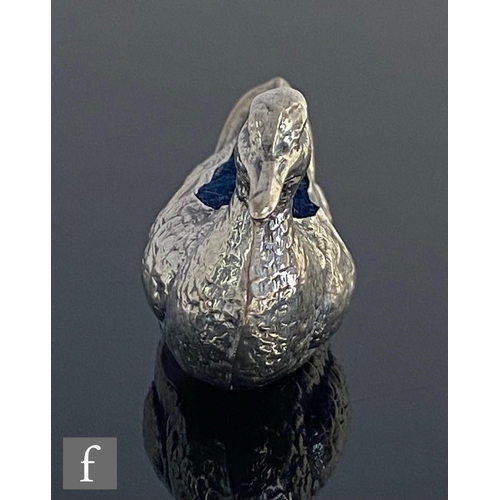 390 - An early 20th Century hallmarked silver pin cushion modelled as a duck, weight 7g, length 6cm, Birmi... 