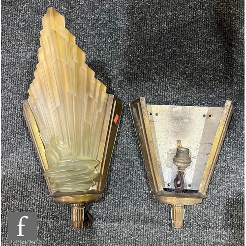 553 - Unknown - A collection of Art Deco wall lights, to include metal fittings and decorative glass shade... 