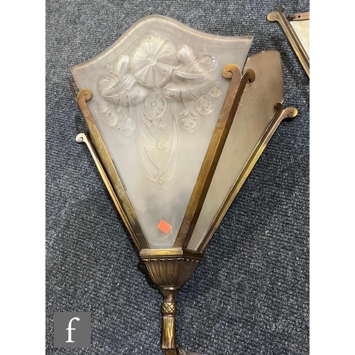 553 - Unknown - A collection of Art Deco wall lights, to include metal fittings and decorative glass shade... 