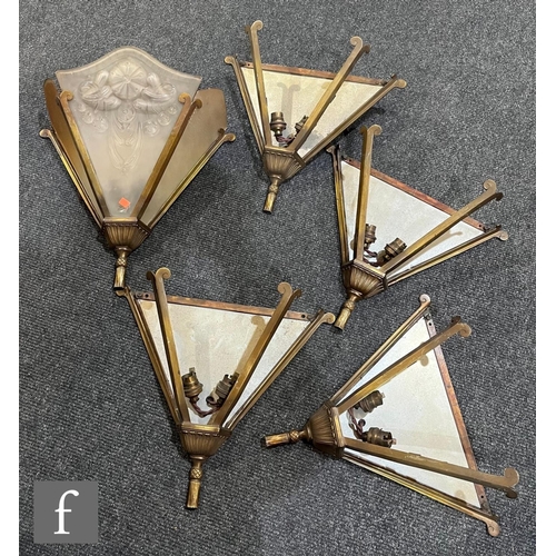 553 - Unknown - A collection of Art Deco wall lights, to include metal fittings and decorative glass shade... 