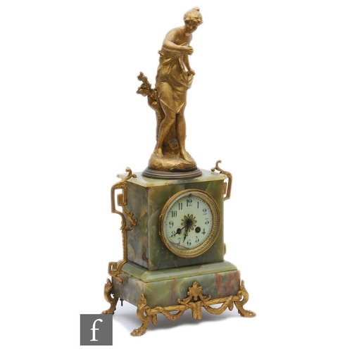 485 - An early 20th Century French gilt and onyx mantle clock, eight day striking movement, mounted with a... 