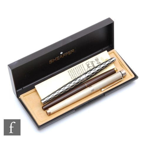 549 - A late 20th Century Sheaffer sterling silver fountain pen with ribbed barrel and conforming cap, the... 