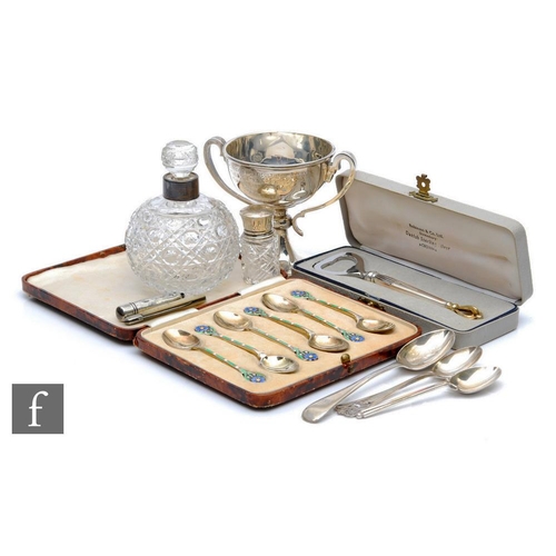 284 - A parcel lot of assorted hallmarked silver items to include a set of six enamelled tea spoons, a sma... 