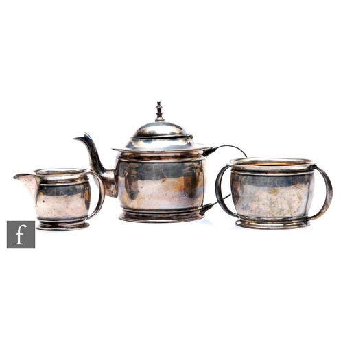 292 - An Edwardian silver three-piece solitaire tea service, comprising a teapot, a twin handled sugar bas... 