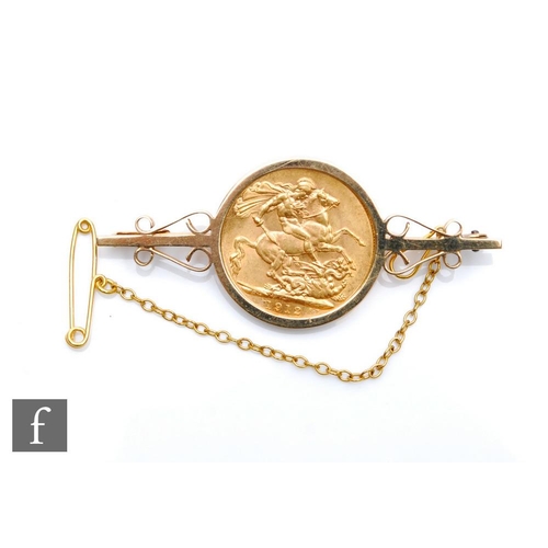 341 - A full sovereign brooch with central George V coin dated 1912, total weight 11.5g.