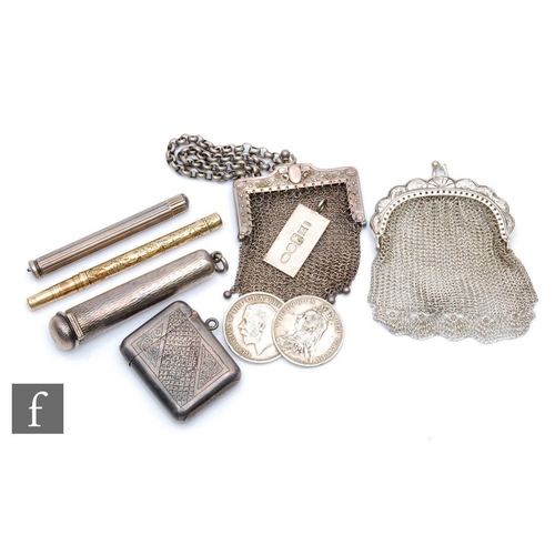 345 - A small parcel lot of silver and white metal items to include a Sampson & Mordan retractable pen... 