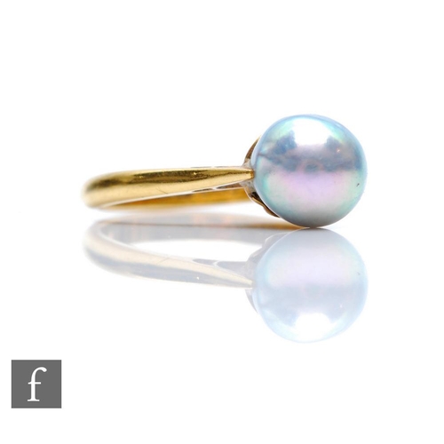 353 - An 18ct single stone grey cultured pearl ring set to knife edged shoulders, weight 3.3g, ring size K... 