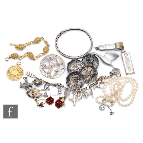 375 - A small parcel lot of assorted jewellery and other items to include a row of cultured pearls, four s... 