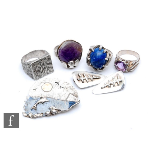 414 - A collection of 1970s and later white metal jewellery to include a textured ring, an amethyst ring a... 