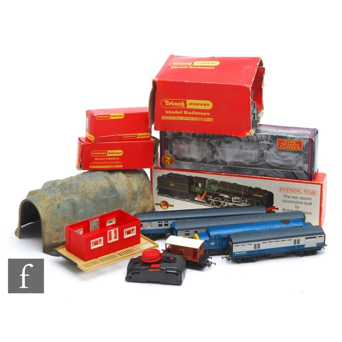 658 - A collection of OO gauge model railway, to include a boxed Triang R861 2-10-0 BR green 'Evening Star... 