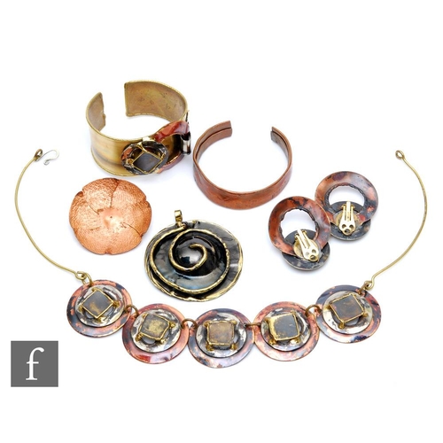 1548 - A collection of later 20th Century copper jewellery to include a necklace with matching cuff bracele... 