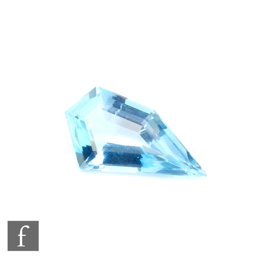 101 - A loose cut and polished irregular cut natural aquamarine stone, length 20mm, width (widest point) 1... 