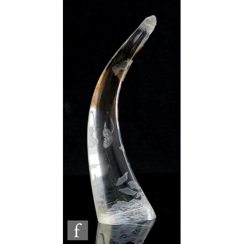 666 - A later 20th Century clear crystal sculptural form by David Prytherch, of tapered and arched fo... 