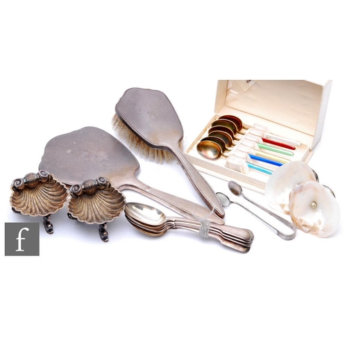 285 - A small parcel lot of hallmarked and other silver items to include a pair of open shell salts, a cas... 