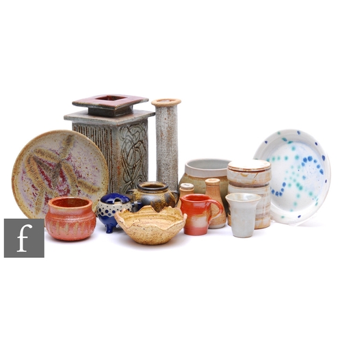 9068 - A collection of assorted mid to late 20th Century studio pottery of varying form to include a large ... 