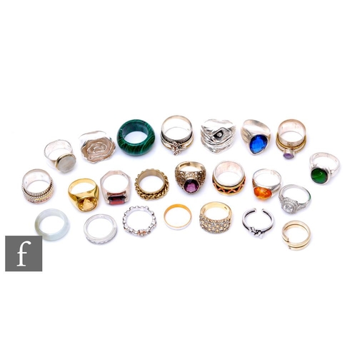 90 - Twenty three assorted silver, white metal and other rings to include stone set and other examples. (... 