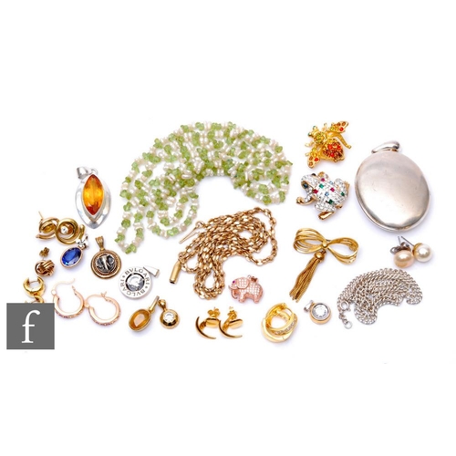 91 - A small parcel lot of modern silver and costume jewellery to include earrings, beads, a locket, broo... 