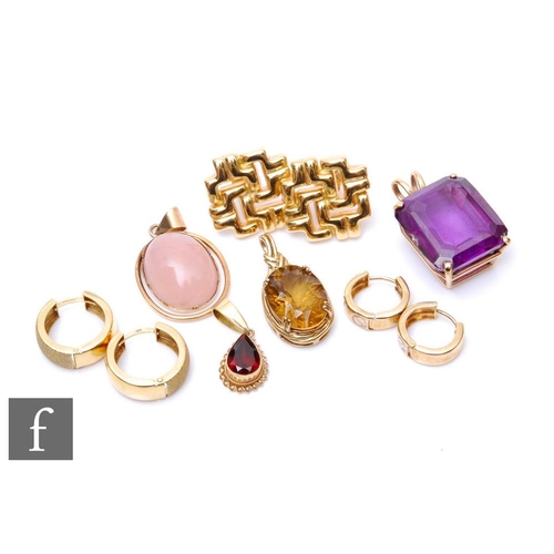 92 - A small parcel lot of jewellery to include three pairs of 9ct earrings, total weight 8.5g, and four ... 