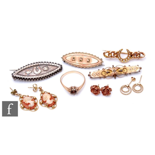 98 - A small parcel lot of jewellery to include two 9ct brooches, a 9ct ring and two pairs of 9ct earring... 