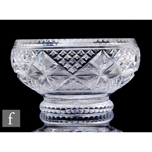 827 - A large early 20th Century clear crystal table centre bowl by John Walsh Walsh, the footed circular ... 