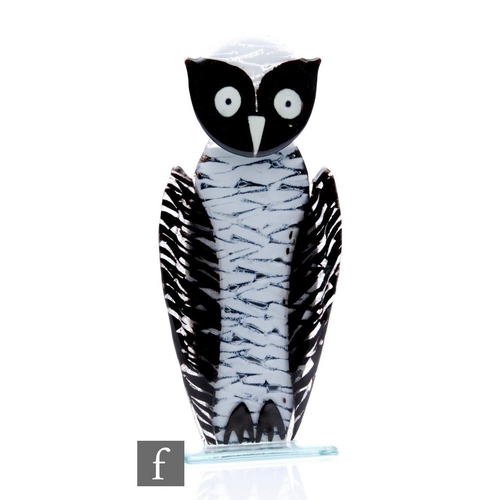 871 - A later 20th Century Maciej Habrat glass figure, modelled as a stylised owl decorated in black and w... 