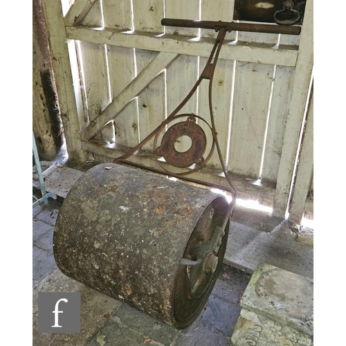 1118 - A late 19th to early 20th Century garden roller, height 133cm.NB - The buyer to arrange own collecti... 