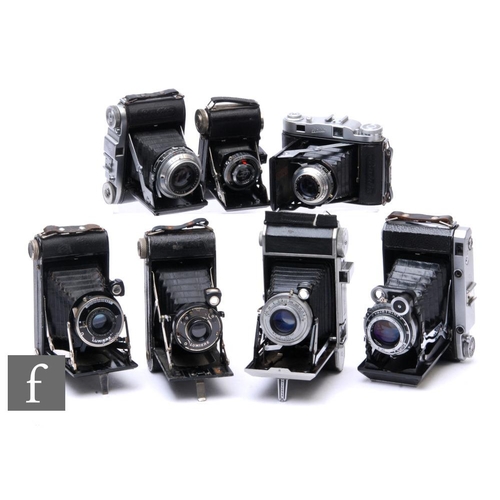 112 - A collection of assorted rangefinder folding cameras, to include a Balda Bunde Baldixette Prontor-SV... 