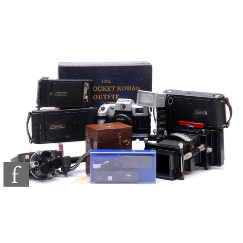 121 - A collection of various cameras, to include a Voigtlander Vitoret 110 EL, a Kodak Brownie 50th Anniv... 