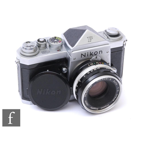 125 - A 1962 Nikon F SLR camera, serial No.6462768, black and chrome body, with a Nikkor-S Auto 1:2 f=5cm ... 